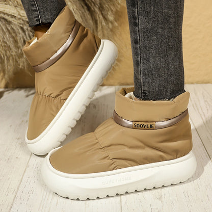 Stay warm and dry all winter long with these women's mini boots, combining style, comfort, and weather protection.