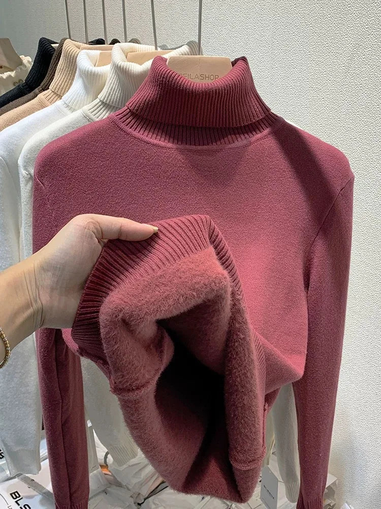 Stay stylish and warm this winter with this new turtleneck sweater lined with thick velvet, perfect for facing the cold with style.